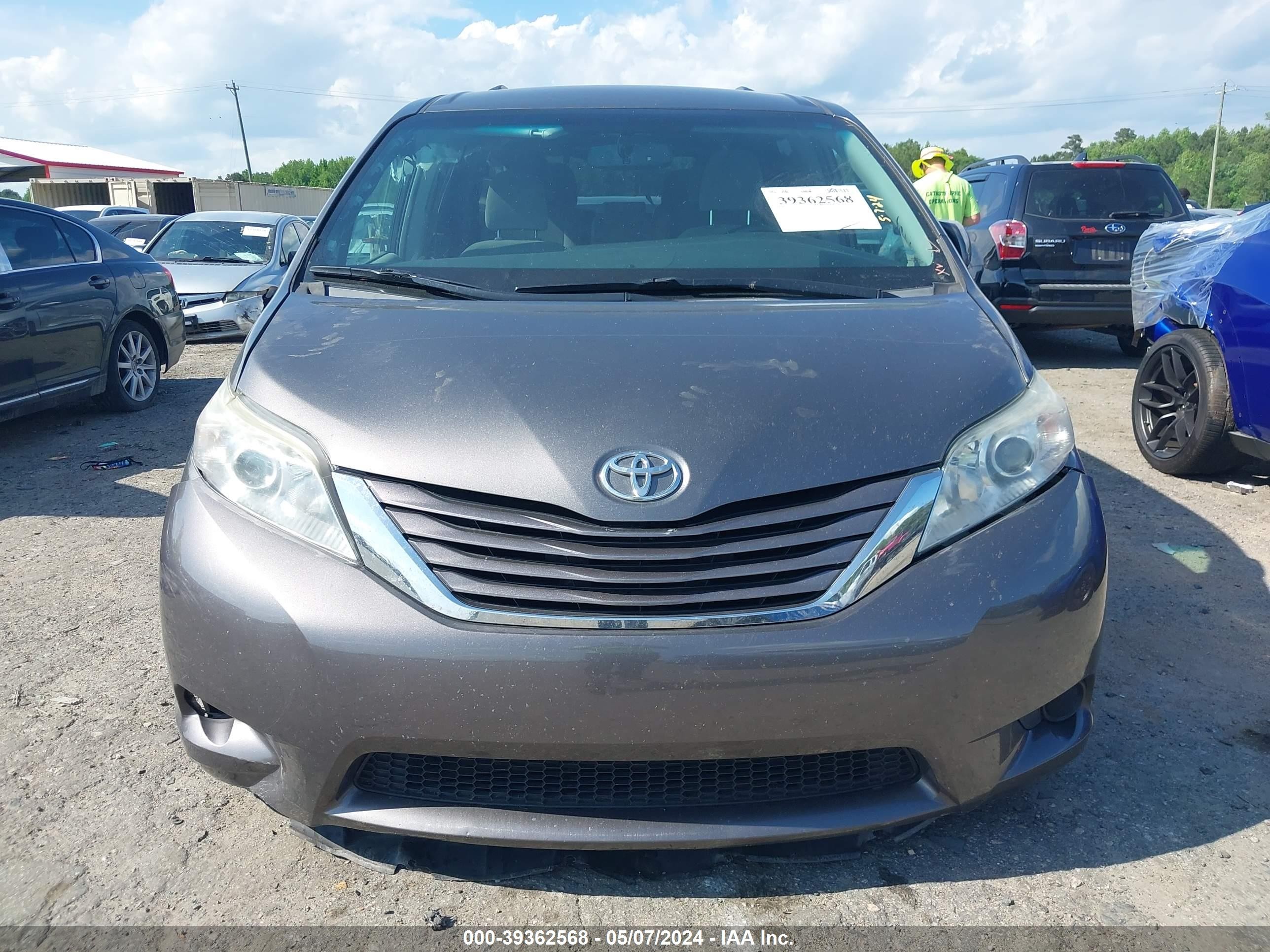 Photo 11 VIN: 5TDKZ3DC2HS798174 - TOYOTA SIENNA 