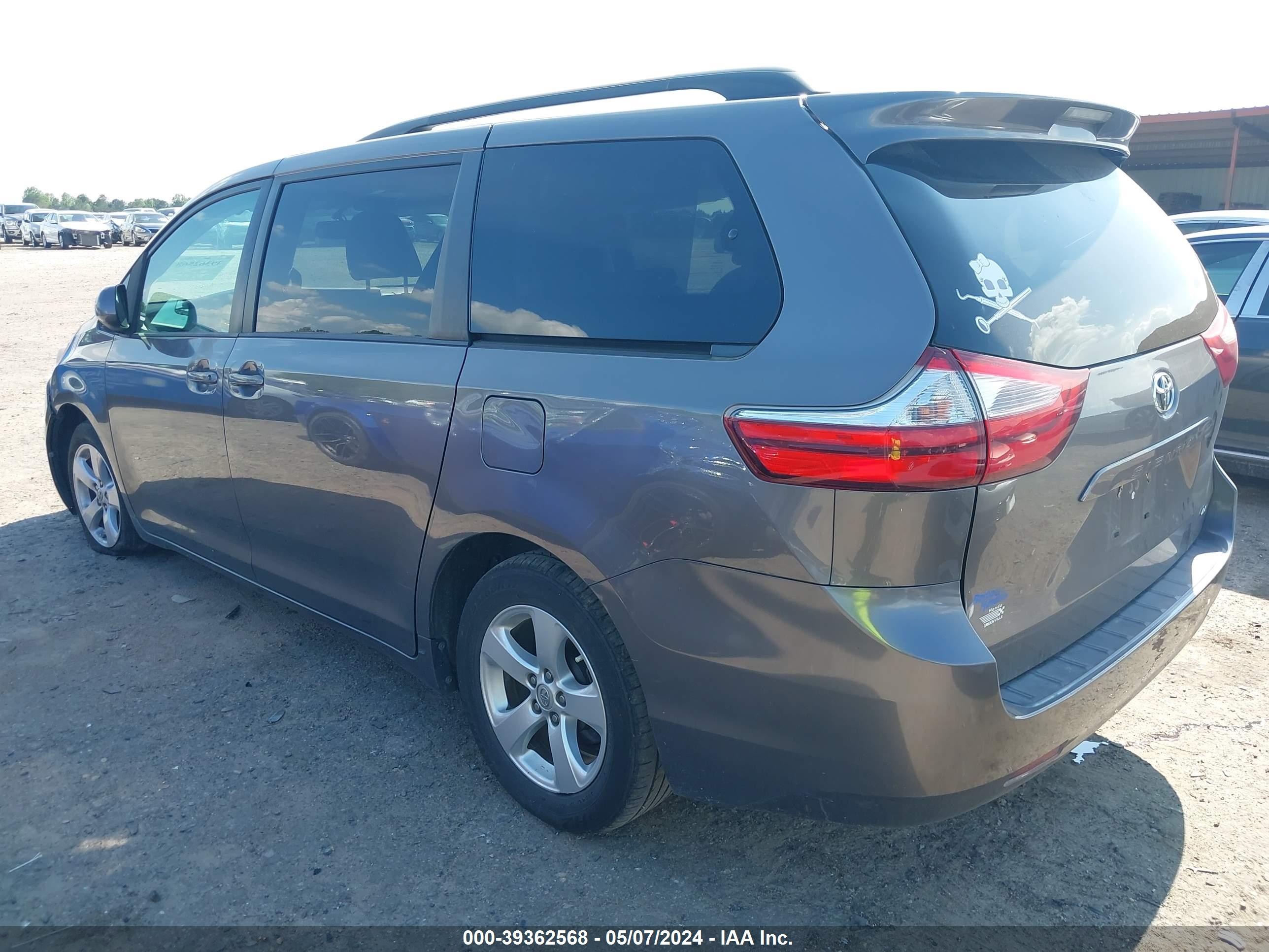 Photo 2 VIN: 5TDKZ3DC2HS798174 - TOYOTA SIENNA 