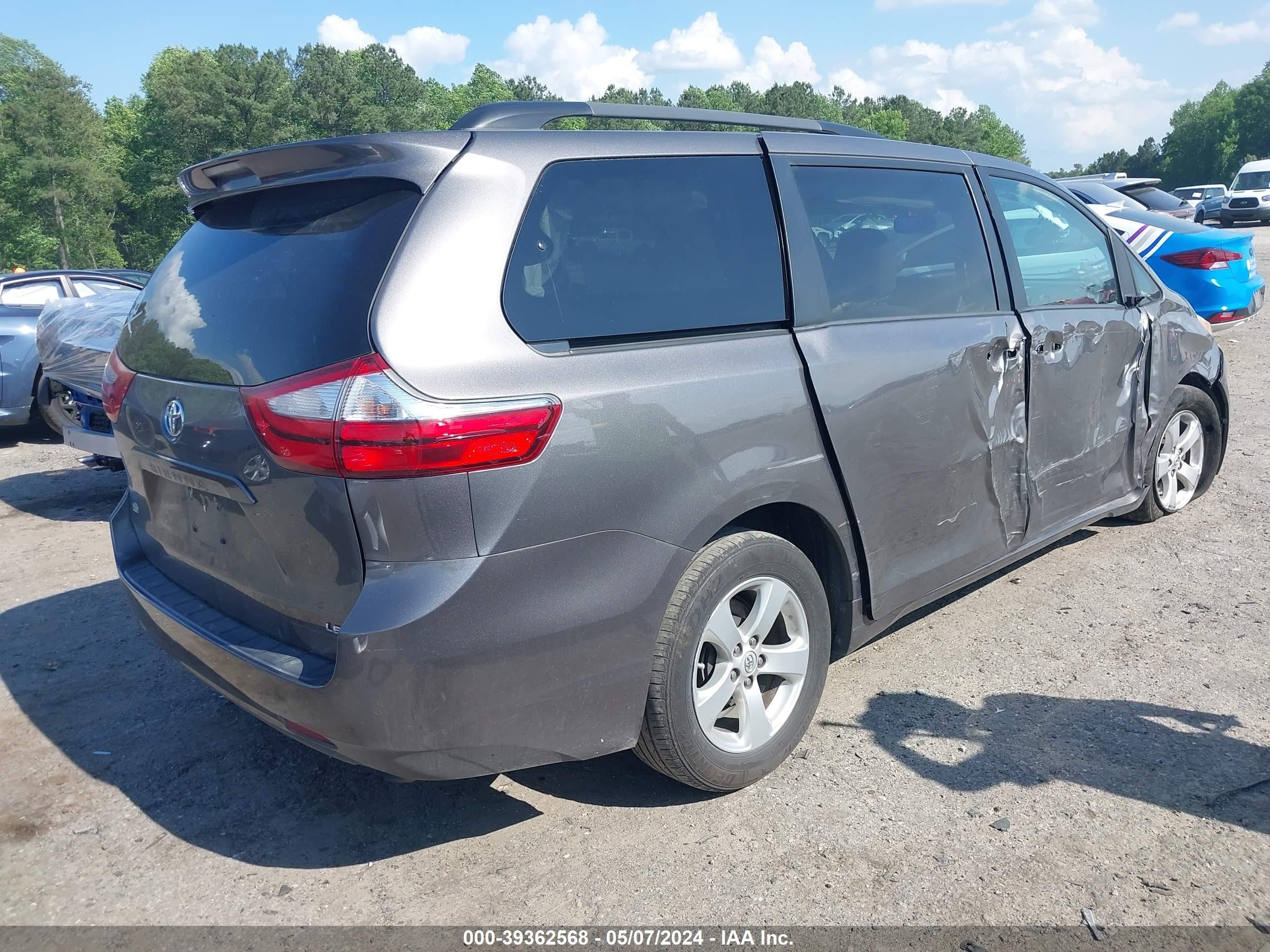 Photo 3 VIN: 5TDKZ3DC2HS798174 - TOYOTA SIENNA 