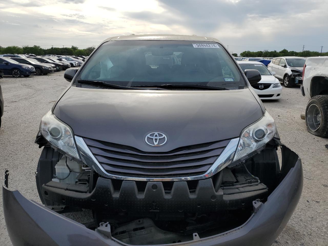 Photo 4 VIN: 5TDKZ3DC2HS827673 - TOYOTA SIENNA 