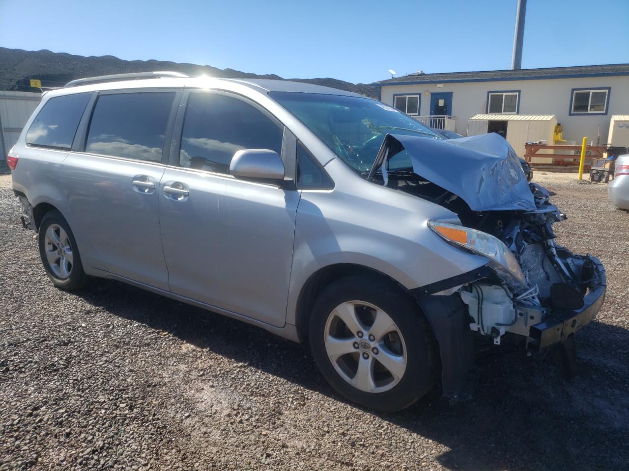 Photo 3 VIN: 5TDKZ3DC2HS853125 - TOYOTA SIENNA 