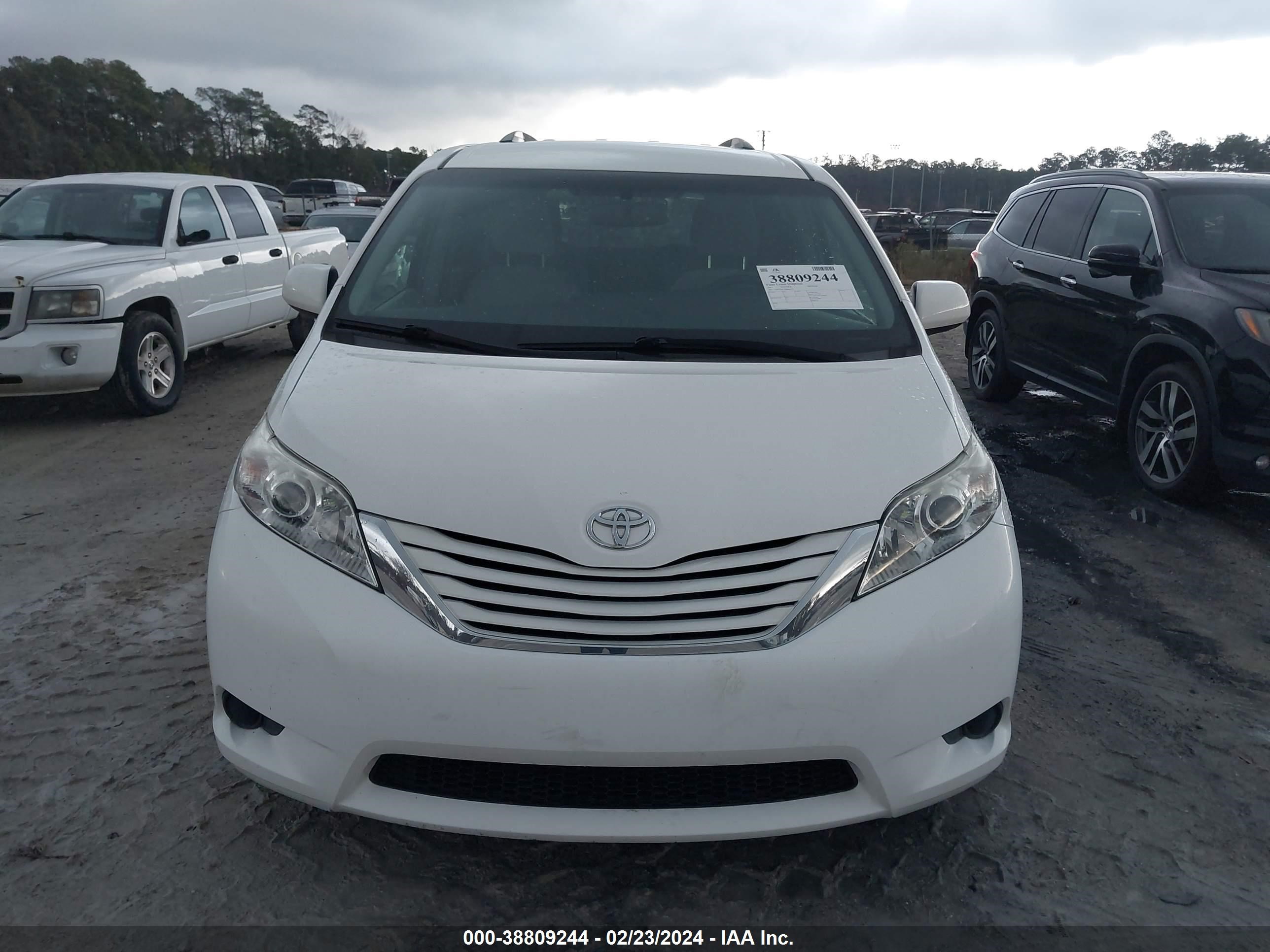 Photo 11 VIN: 5TDKZ3DC2HS868756 - TOYOTA SIENNA 