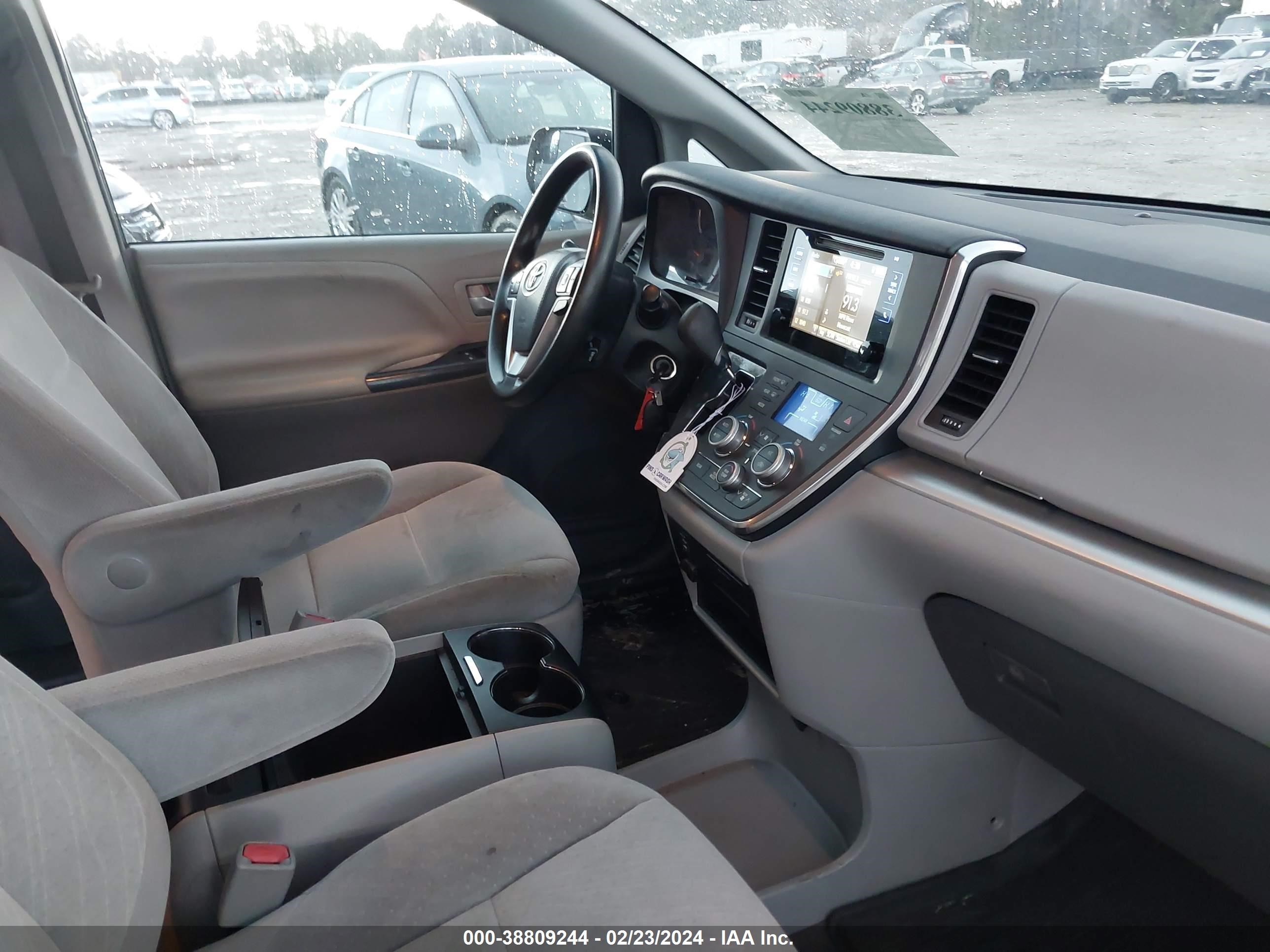 Photo 4 VIN: 5TDKZ3DC2HS868756 - TOYOTA SIENNA 