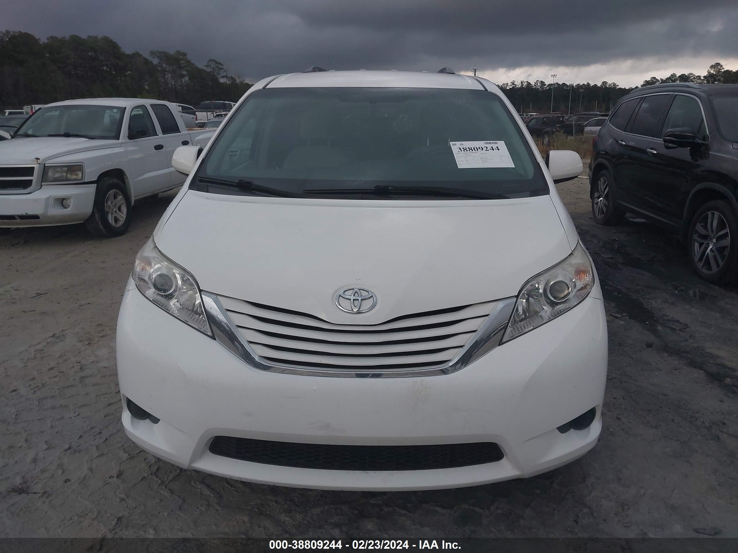 Photo 5 VIN: 5TDKZ3DC2HS868756 - TOYOTA SIENNA 