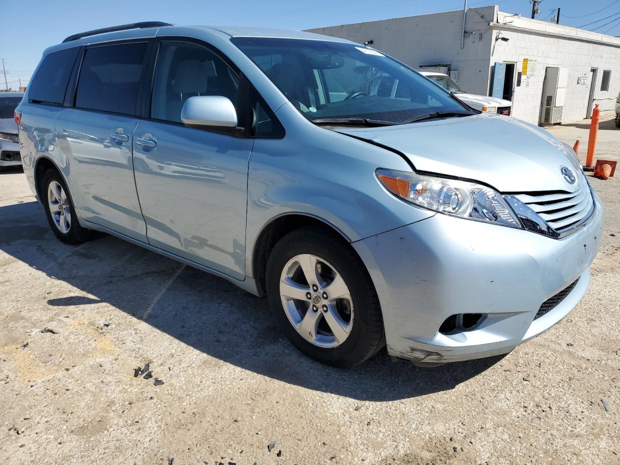 Photo 3 VIN: 5TDKZ3DC2HS883886 - TOYOTA SIENNA 