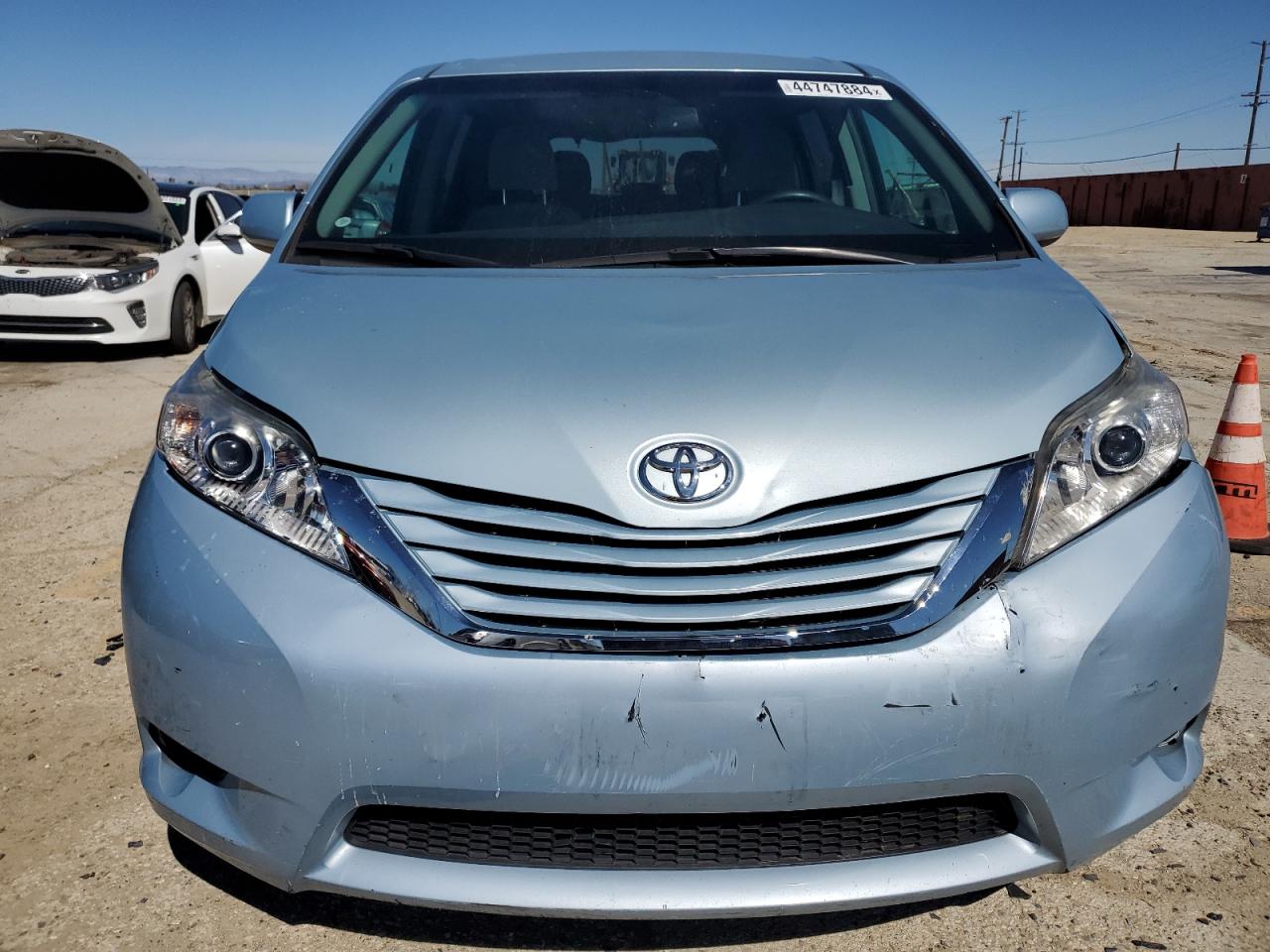 Photo 4 VIN: 5TDKZ3DC2HS883886 - TOYOTA SIENNA 