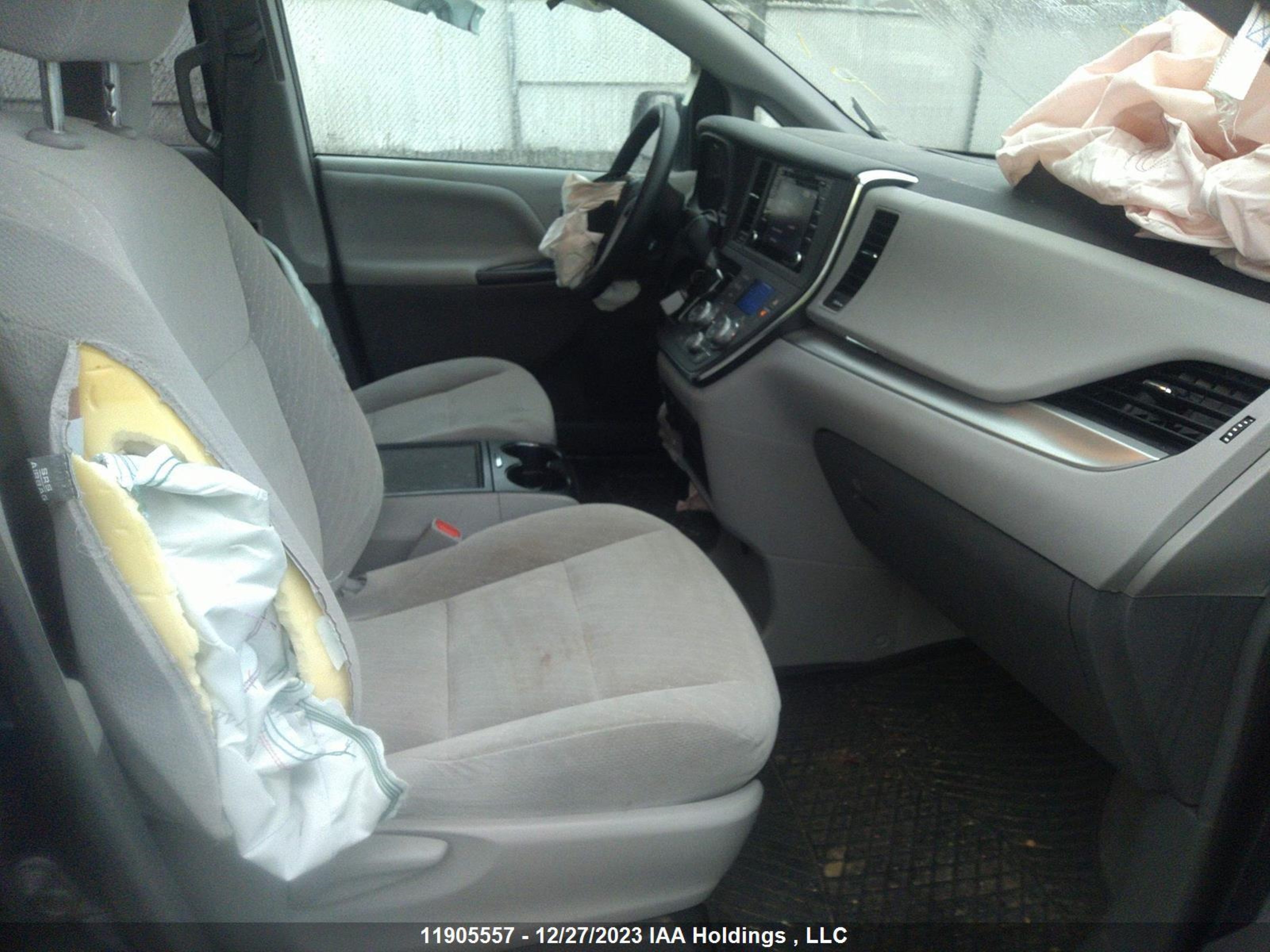 Photo 4 VIN: 5TDKZ3DC2KS976074 - TOYOTA SIENNA 