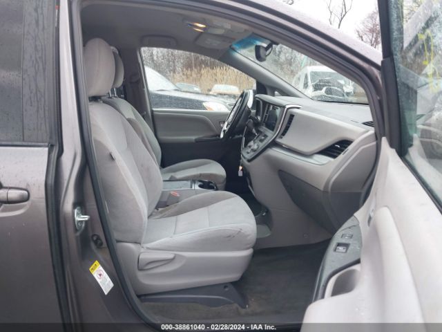 Photo 4 VIN: 5TDKZ3DC3HS776264 - TOYOTA SIENNA 