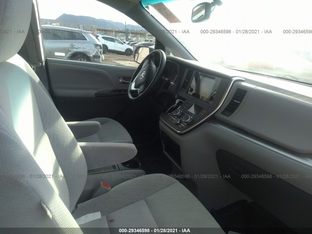 Photo 4 VIN: 5TDKZ3DC3HS782341 - TOYOTA SIENNA 