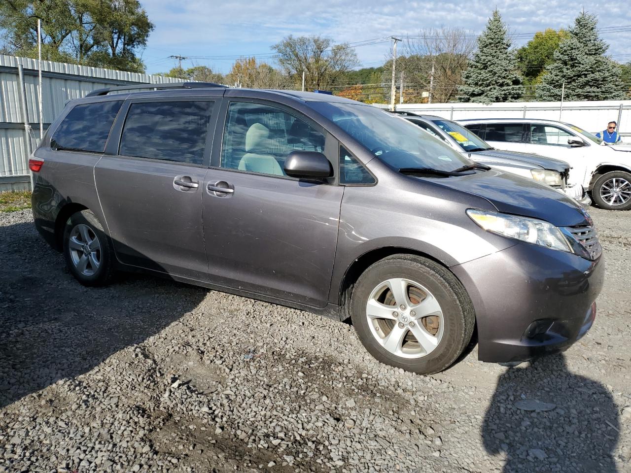 Photo 3 VIN: 5TDKZ3DC3HS784445 - TOYOTA SIENNA LE 