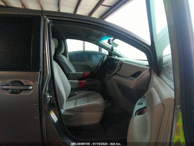 Photo 4 VIN: 5TDKZ3DC3HS795249 - TOYOTA SIENNA 