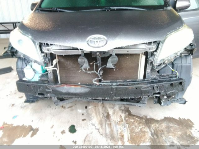 Photo 5 VIN: 5TDKZ3DC3HS795249 - TOYOTA SIENNA 