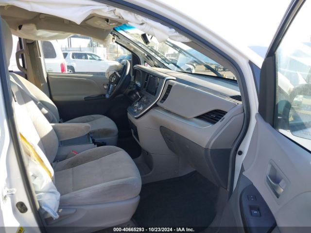 Photo 4 VIN: 5TDKZ3DC3HS820246 - TOYOTA SIENNA 