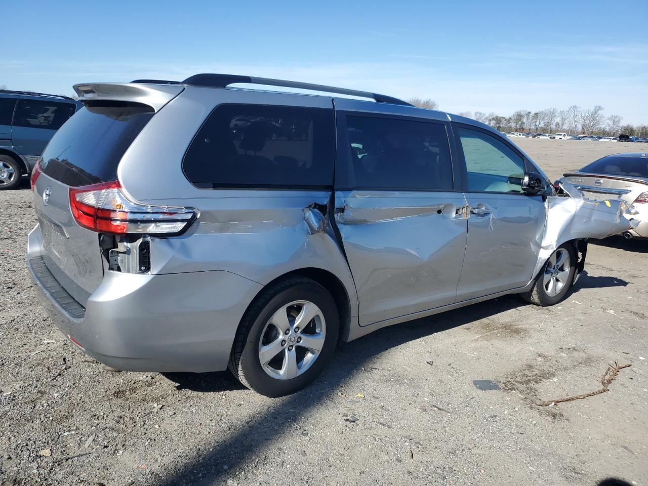 Photo 2 VIN: 5TDKZ3DC3HS867793 - TOYOTA SIENNA 