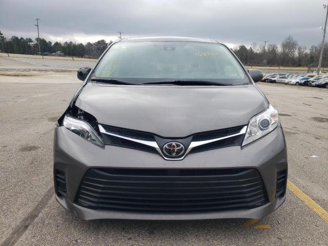 Photo 4 VIN: 5TDKZ3DC3JS931661 - TOYOTA SIENNA LE 