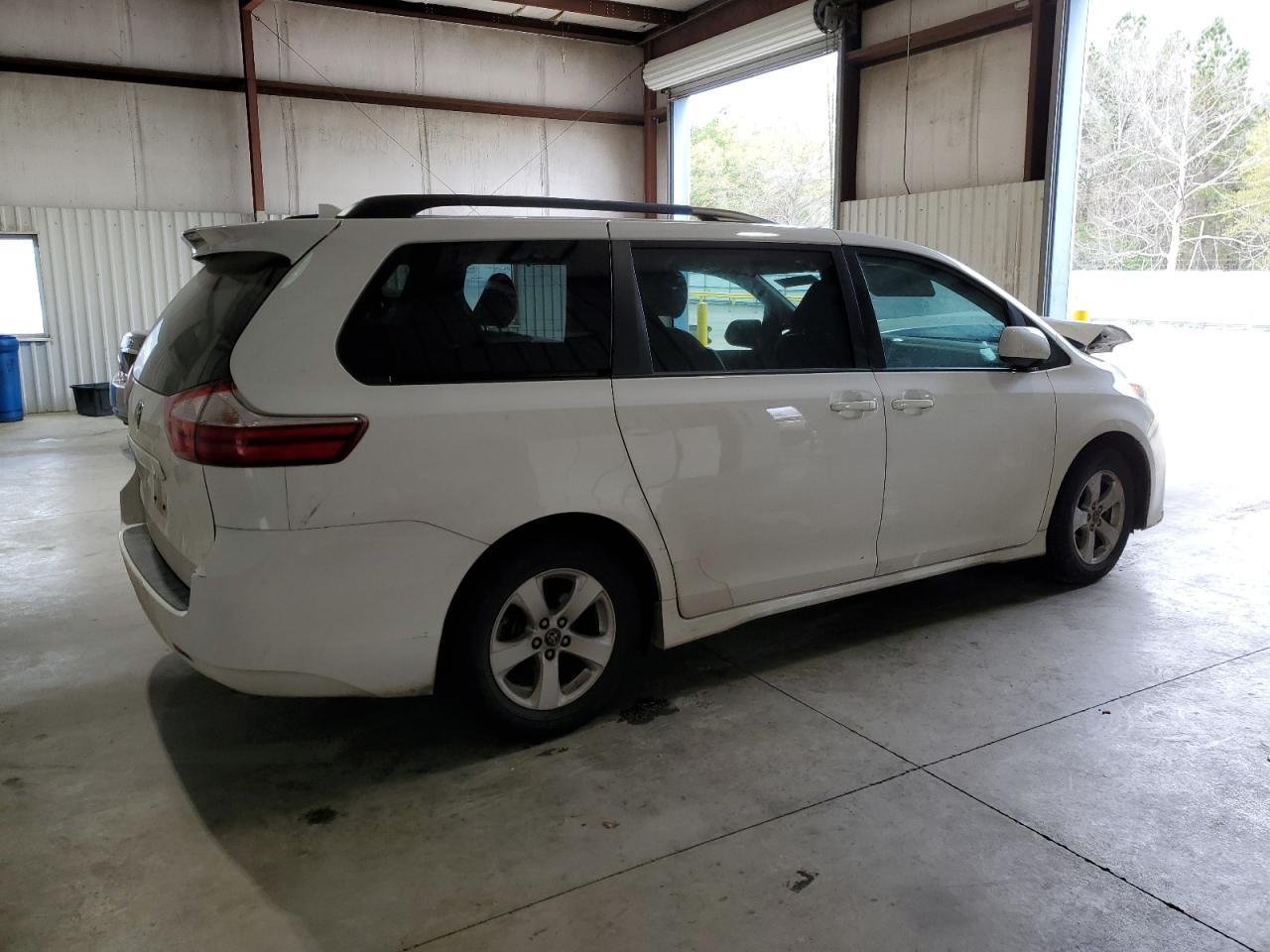 Photo 2 VIN: 5TDKZ3DC3JS964093 - TOYOTA SIENNA 