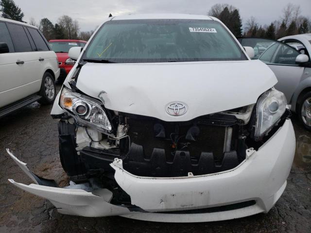 Photo 4 VIN: 5TDKZ3DC4HS769565 - TOYOTA SIENNA LE 