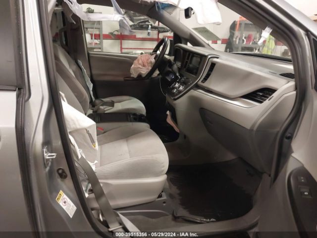 Photo 4 VIN: 5TDKZ3DC4HS769744 - TOYOTA SIENNA 