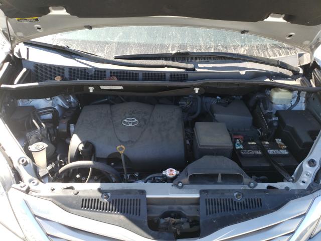 Photo 6 VIN: 5TDKZ3DC4HS770733 - TOYOTA SIENNA LE 