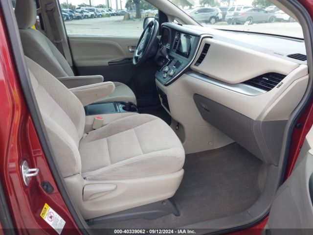 Photo 4 VIN: 5TDKZ3DC4HS779349 - TOYOTA SIENNA 