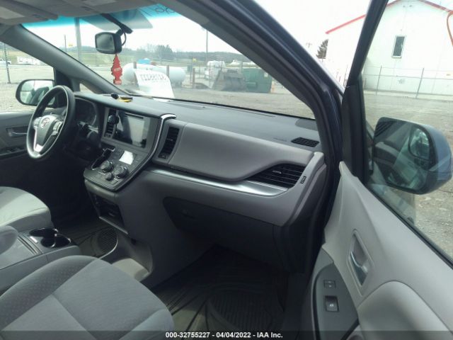 Photo 4 VIN: 5TDKZ3DC4HS793137 - TOYOTA SIENNA 