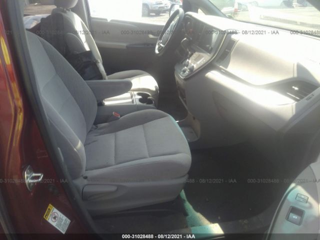 Photo 4 VIN: 5TDKZ3DC4HS798211 - TOYOTA SIENNA 