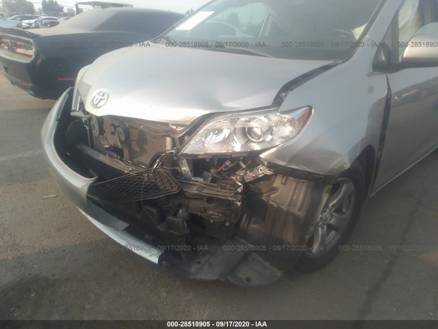 Photo 5 VIN: 5TDKZ3DC4HS867060 - TOYOTA SIENNA 