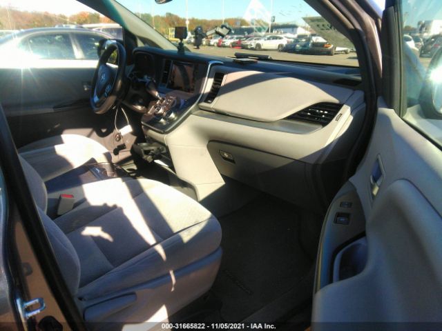 Photo 4 VIN: 5TDKZ3DC4HS868354 - TOYOTA SIENNA 