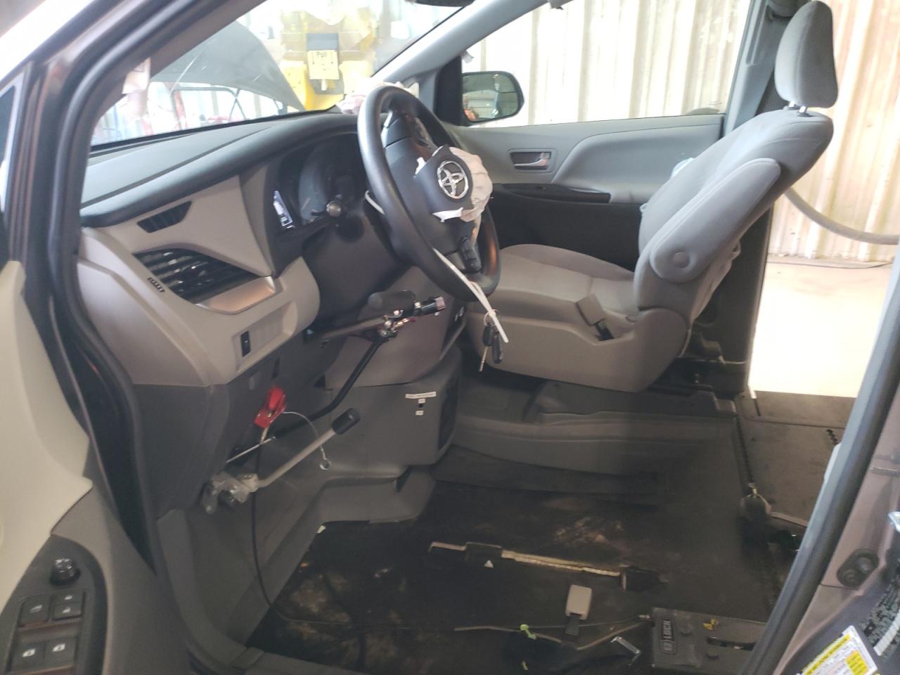 Photo 6 VIN: 5TDKZ3DC4KS015363 - TOYOTA SIENNA 