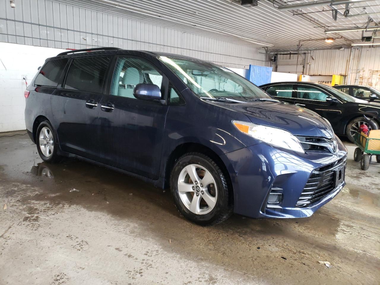 Photo 3 VIN: 5TDKZ3DC4KS989019 - TOYOTA SIENNA 