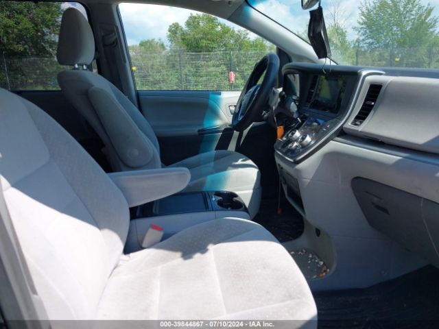 Photo 4 VIN: 5TDKZ3DC5HS786763 - TOYOTA SIENNA 