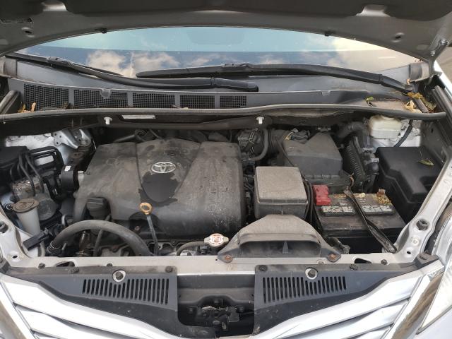 Photo 6 VIN: 5TDKZ3DC5HS825559 - TOYOTA SIENNA LE 