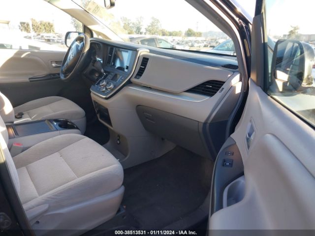 Photo 4 VIN: 5TDKZ3DC5HS832219 - TOYOTA SIENNA 