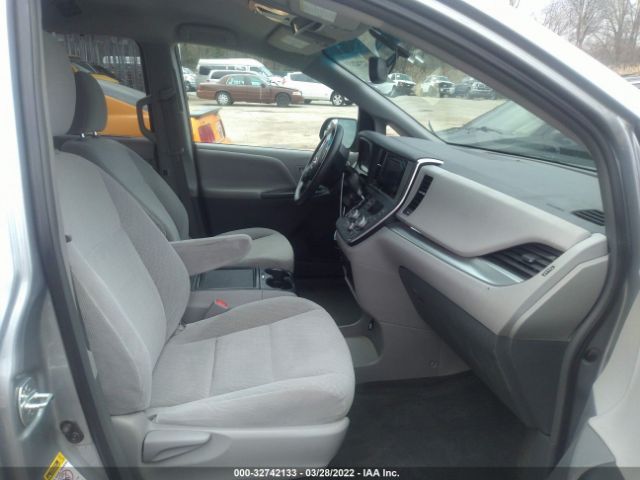 Photo 4 VIN: 5TDKZ3DC5HS873899 - TOYOTA SIENNA 