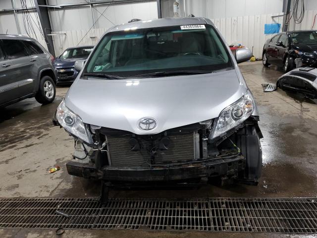 Photo 4 VIN: 5TDKZ3DC5HS883574 - TOYOTA SIENNA LE 