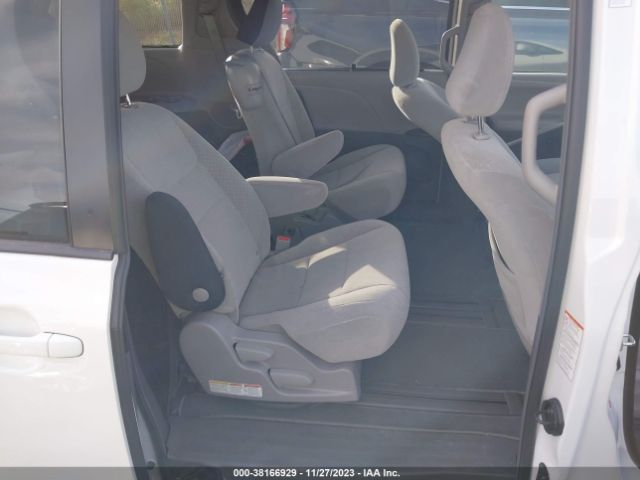 Photo 7 VIN: 5TDKZ3DC5JS942774 - TOYOTA SIENNA 