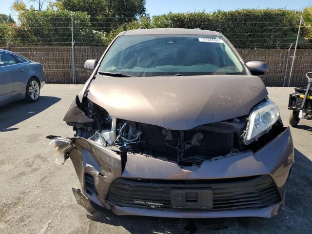 Photo 4 VIN: 5TDKZ3DC5JS943908 - TOYOTA SIENNA LE 