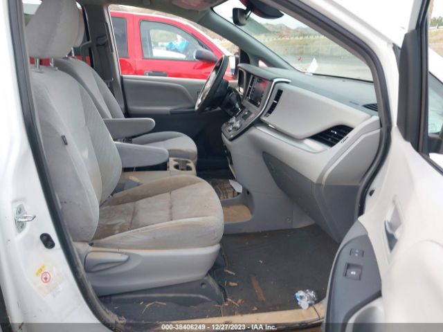 Photo 4 VIN: 5TDKZ3DC5KS020524 - TOYOTA SIENNA 