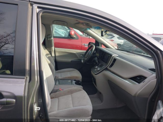 Photo 4 VIN: 5TDKZ3DC6HS769860 - TOYOTA SIENNA 