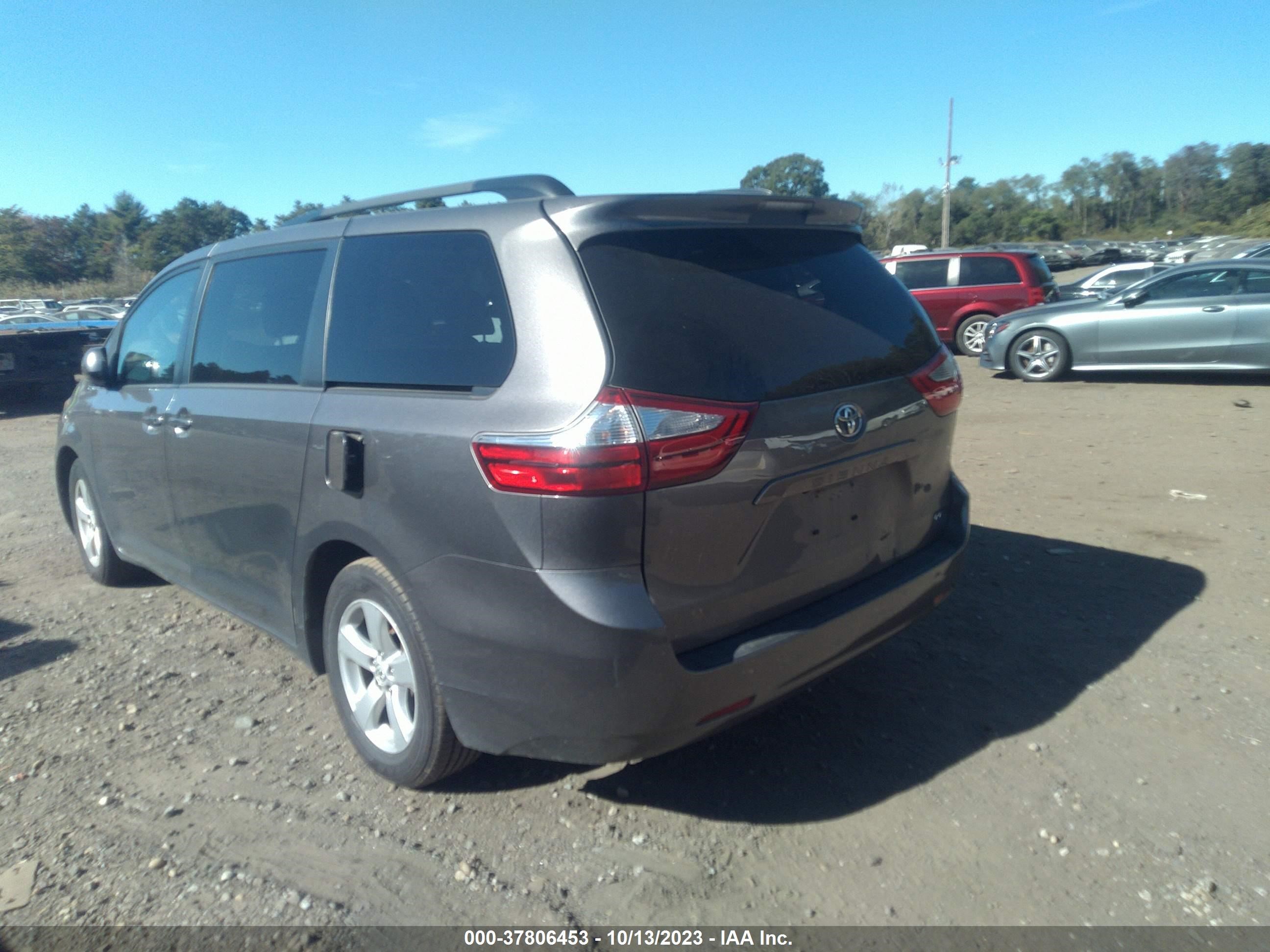 Photo 2 VIN: 5TDKZ3DC6HS801691 - TOYOTA SIENNA 