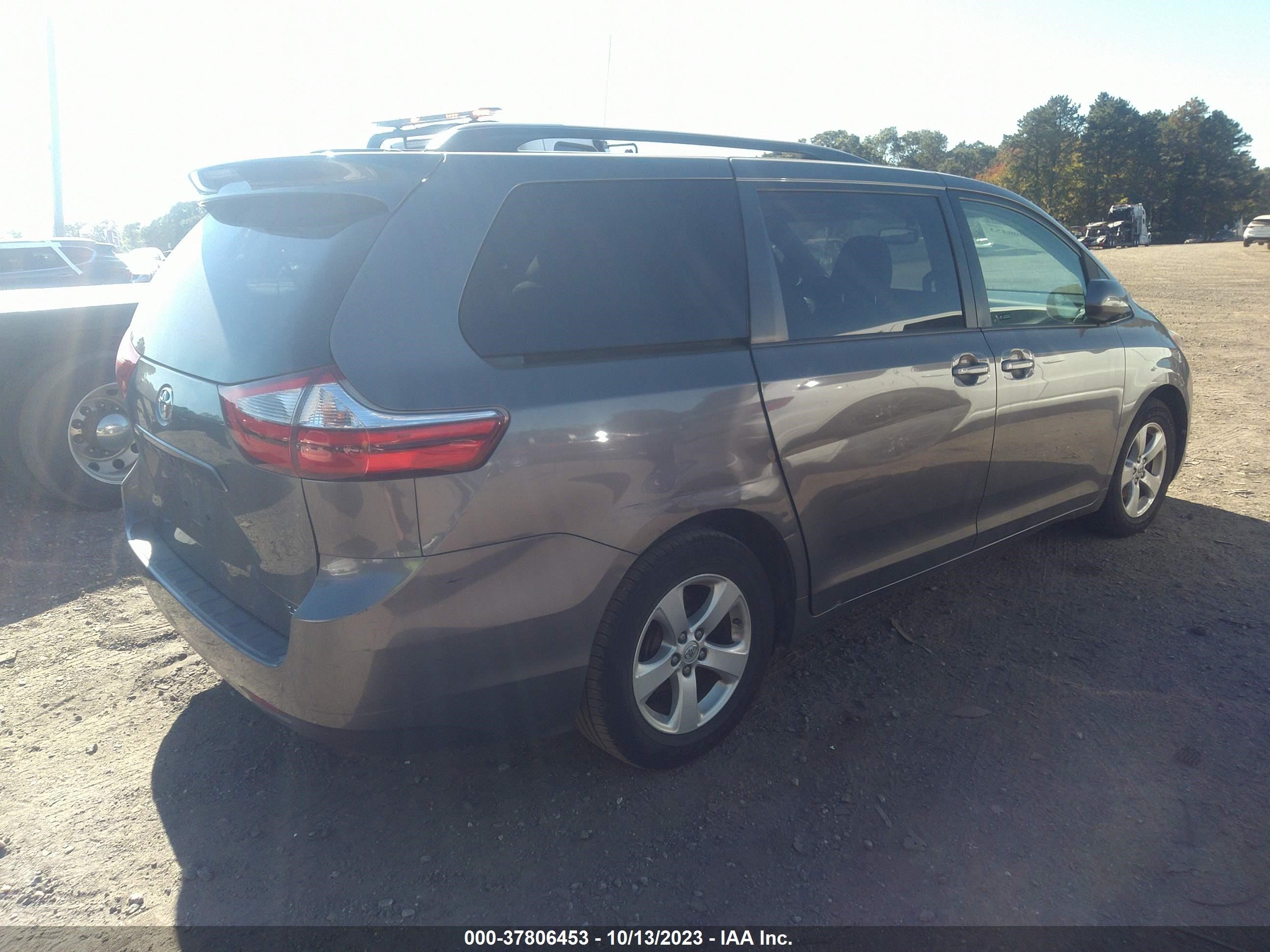 Photo 3 VIN: 5TDKZ3DC6HS801691 - TOYOTA SIENNA 