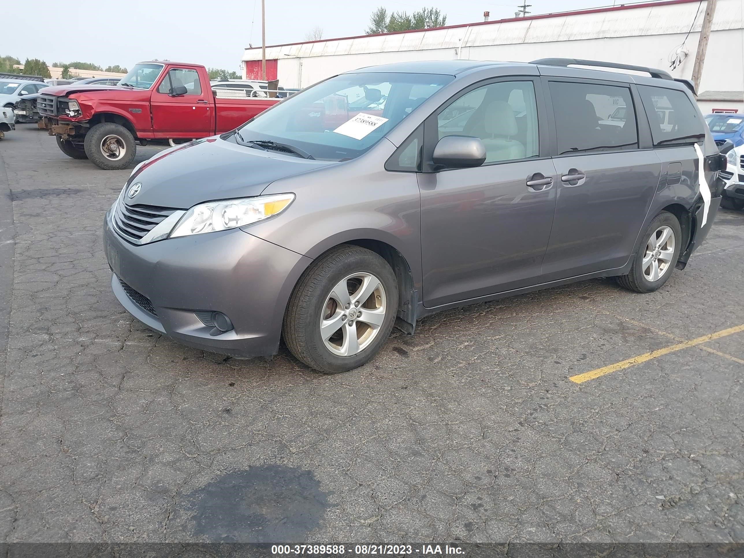 Photo 1 VIN: 5TDKZ3DC6HS864547 - TOYOTA SIENNA 