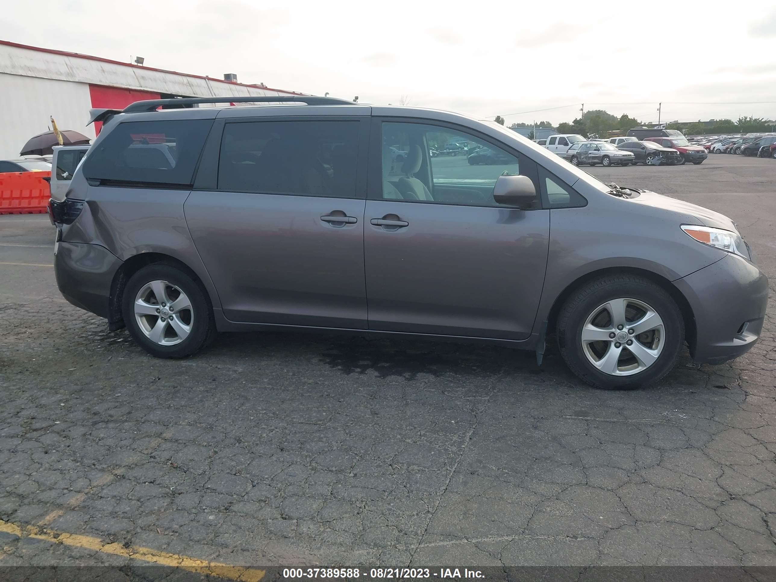 Photo 12 VIN: 5TDKZ3DC6HS864547 - TOYOTA SIENNA 