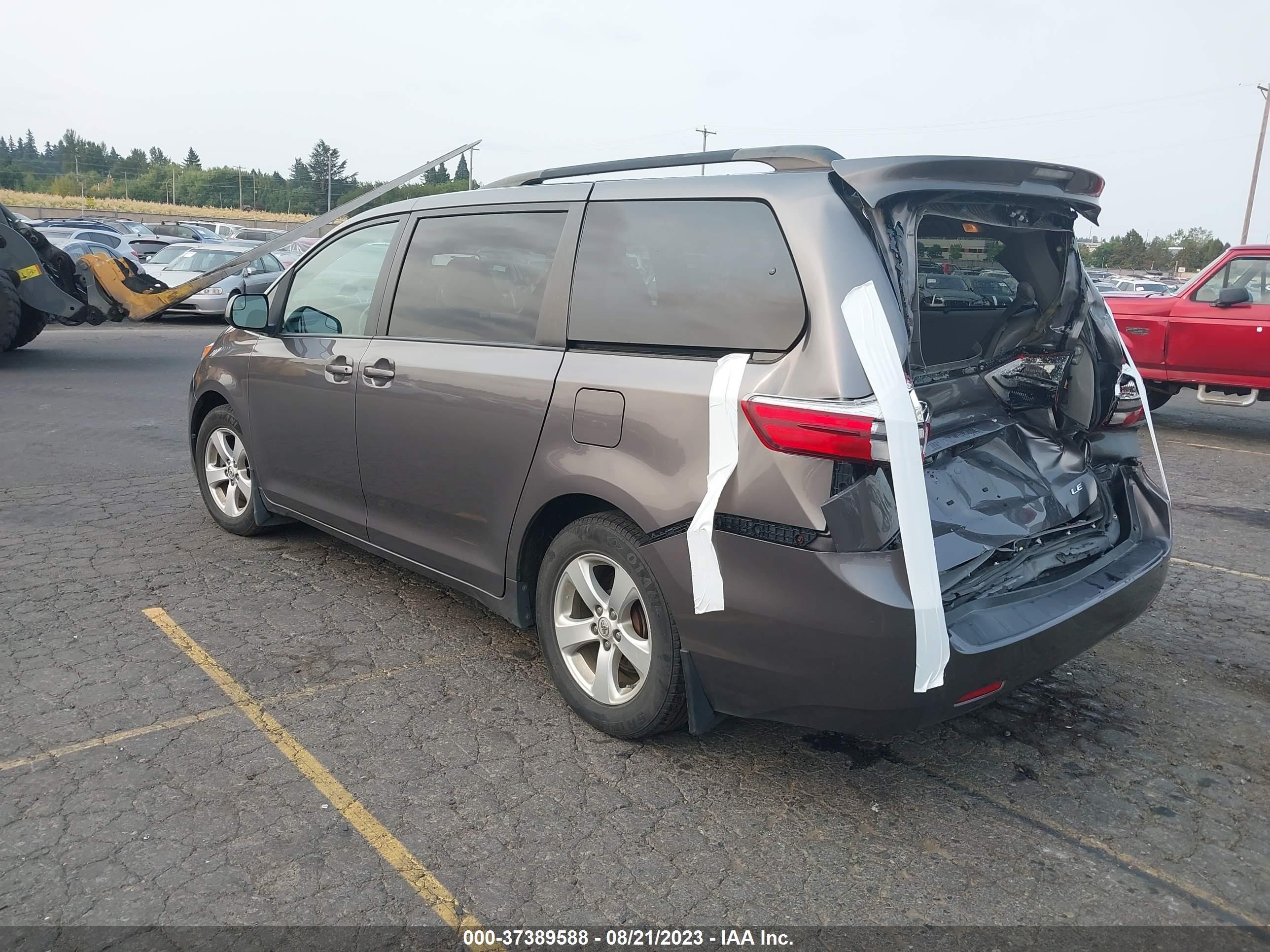 Photo 2 VIN: 5TDKZ3DC6HS864547 - TOYOTA SIENNA 