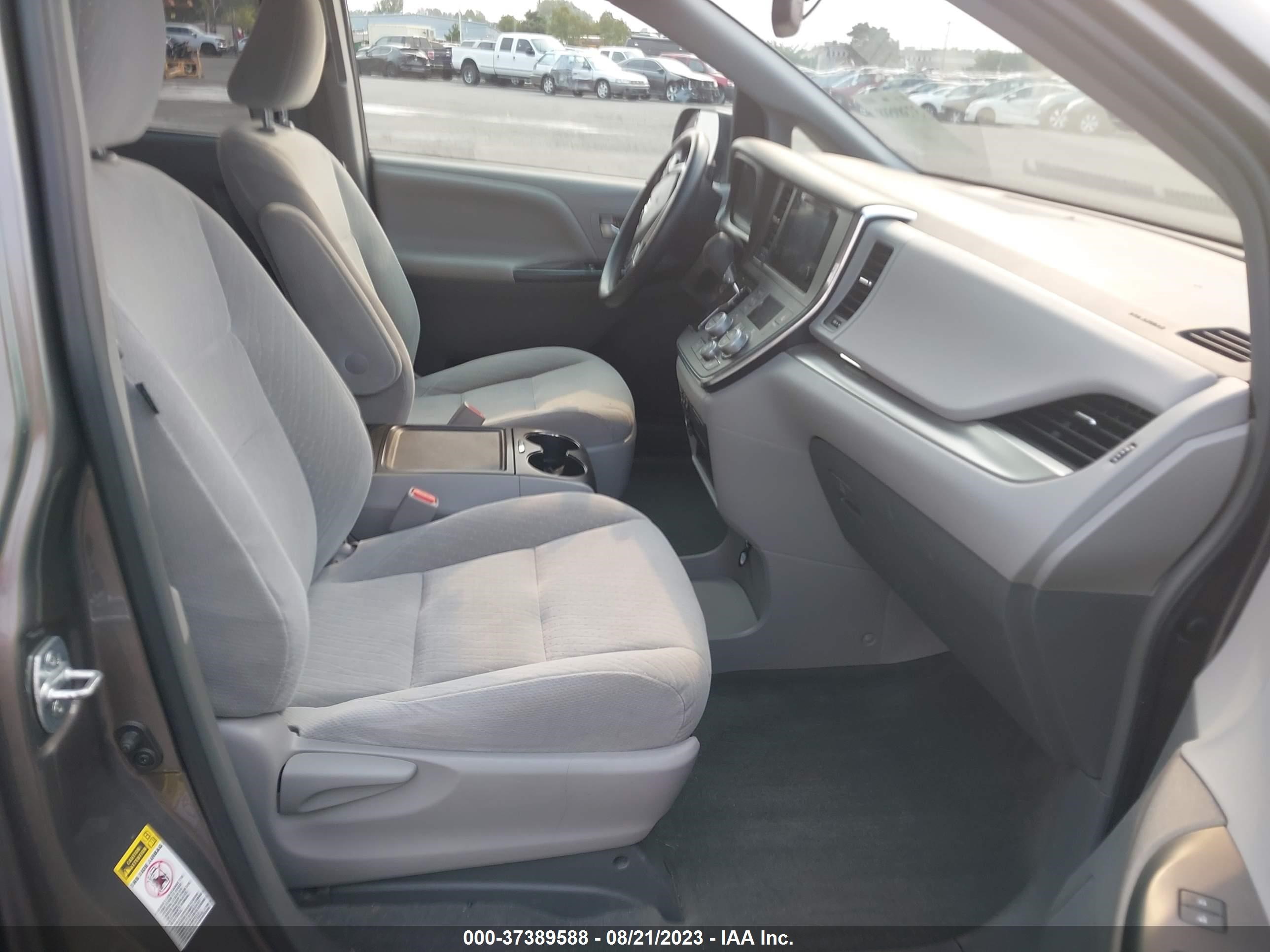 Photo 4 VIN: 5TDKZ3DC6HS864547 - TOYOTA SIENNA 