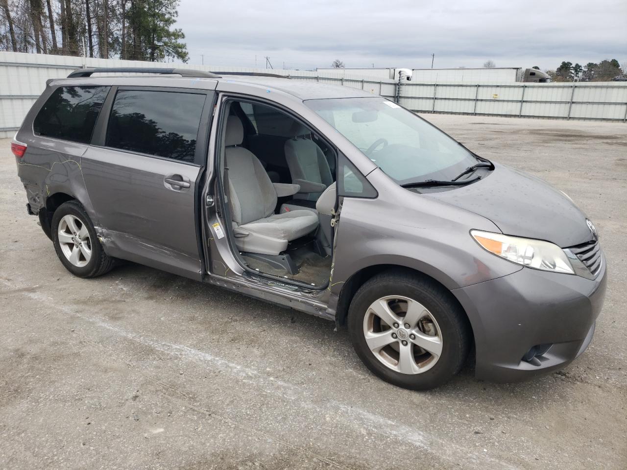 Photo 3 VIN: 5TDKZ3DC6HS883325 - TOYOTA SIENNA 