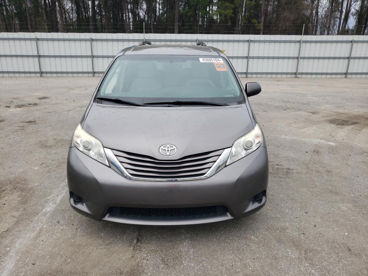 Photo 4 VIN: 5TDKZ3DC6HS883325 - TOYOTA SIENNA 