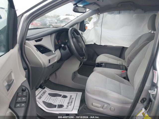 Photo 4 VIN: 5TDKZ3DC6HS897614 - TOYOTA SIENNA 