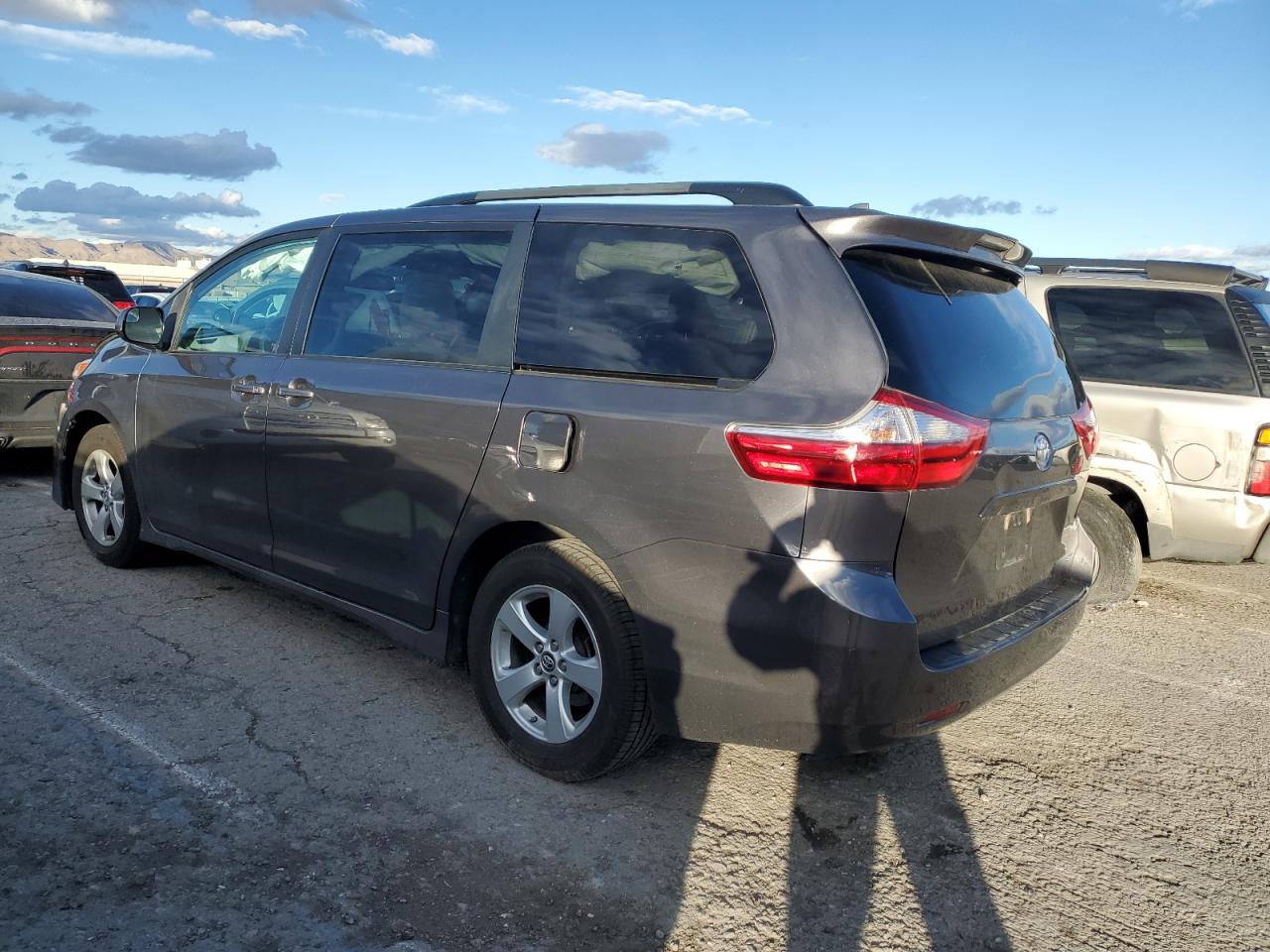 Photo 1 VIN: 5TDKZ3DC6JS927555 - TOYOTA SIENNA 