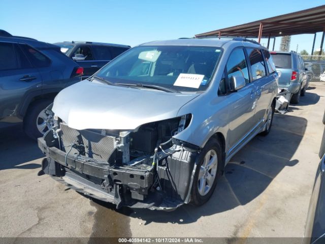 Photo 1 VIN: 5TDKZ3DC6KS989605 - TOYOTA SIENNA 